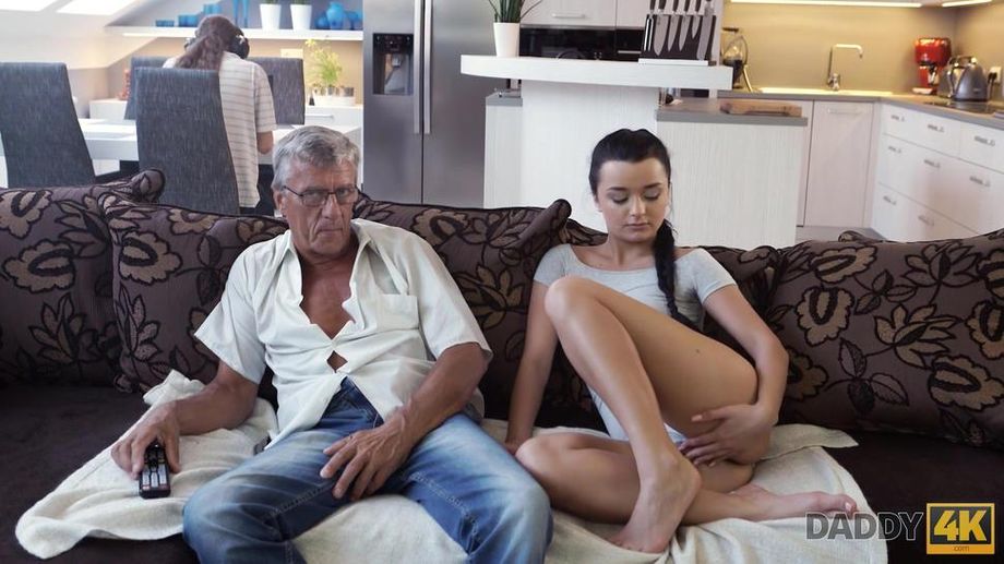 Die süße Brünette wird heute von einem älteren Kerl gefickt