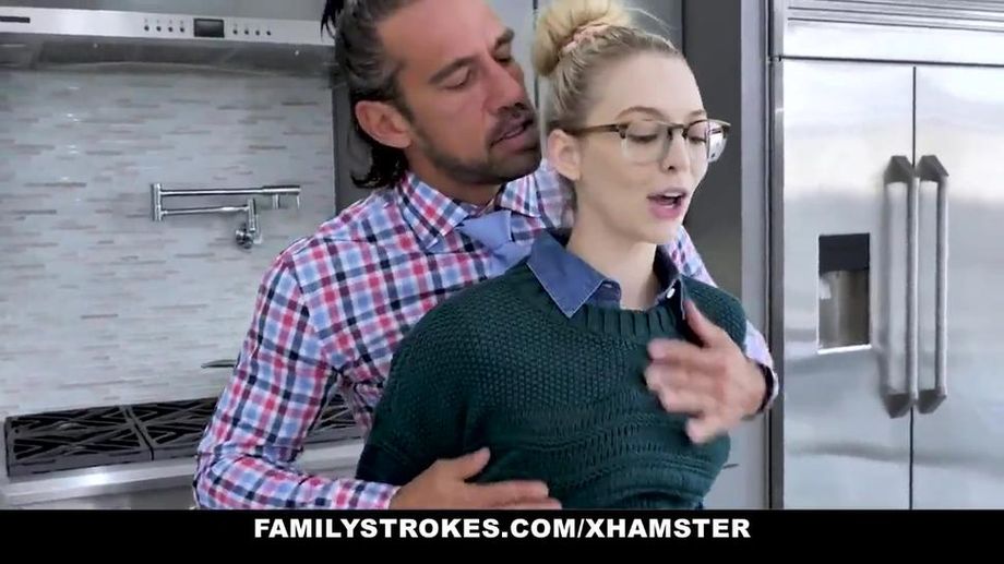 Sexy Engel fickt ihren Stiefvater