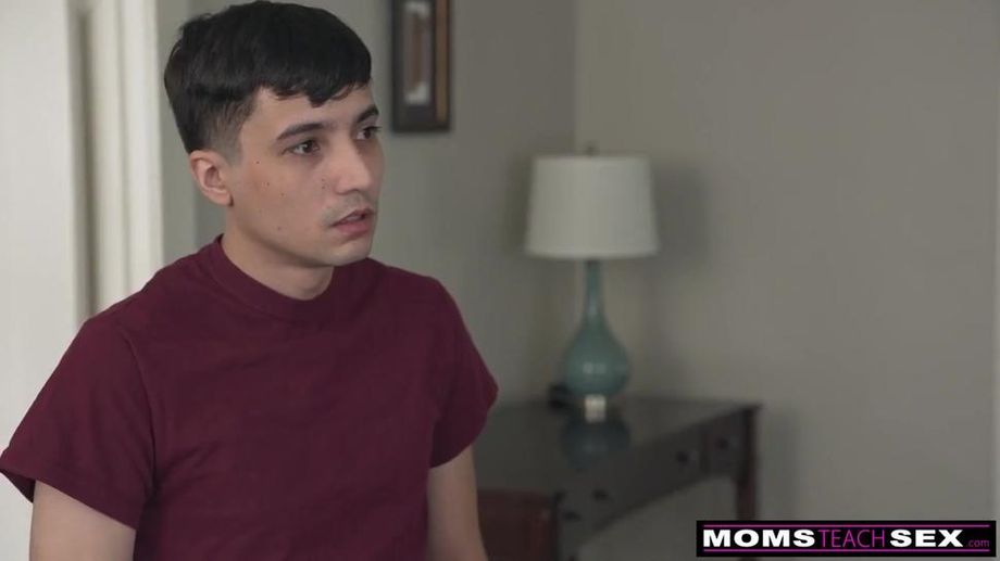 Wunderschöne brünette MILF wird von hinten gefickt