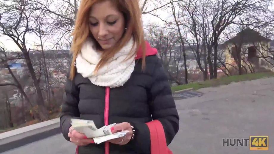 Unschuldig aussehende teen outdoor hart durchgefickt