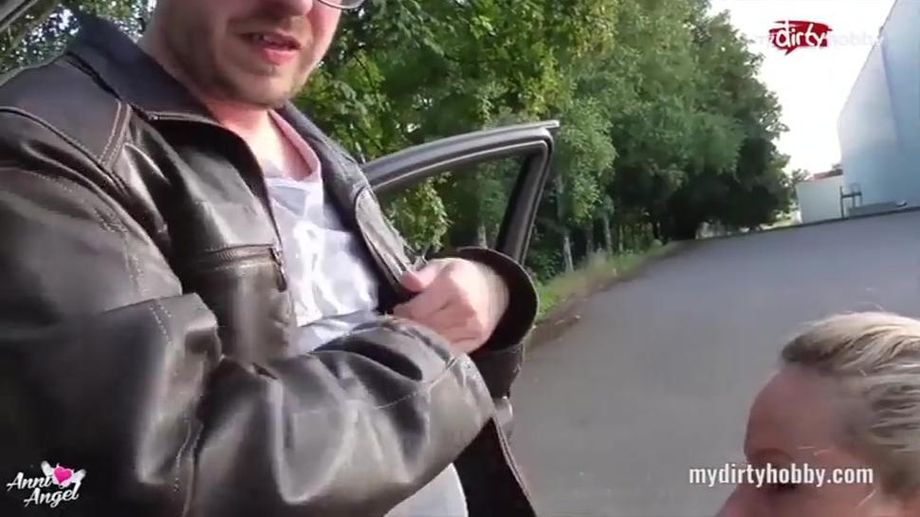 Heißes Mädchen gibt Blowjob und fickt in der Öffentlichkeit