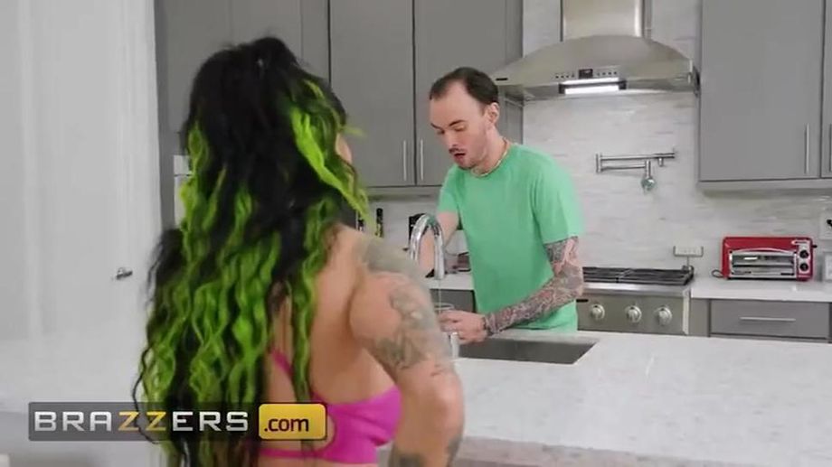 Die zierliche Teenagerin Coco Lovelock lutscht einen großen Schwanz